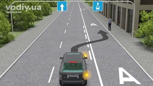 Автомобіль з увімкненим правим покажчиком повороту, дорожні знаки 5.18, 5.11, розмітка 1.11, пасажир на тротуарі біля смуги громадського транспорту.