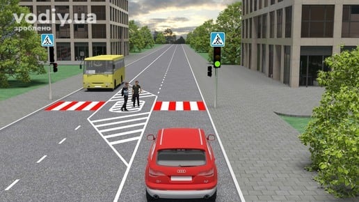 Дорожні знаки 5.38.1, 5.38.2 «Пішохідний перехід», зелений сигнал світлофора, пішоходи на острівці безпеки, червоний автомобіль та жовтий автобус.