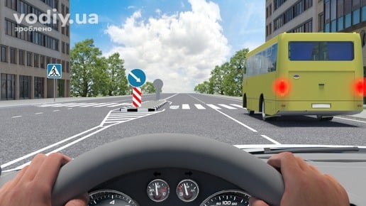 Дорожні знаки 5.38.1 «Пішохідний перехід», 4.7 «Об’їзд перешкоди з правого боку». Жовтий автобус із увімкненими стоп-сигналами перед зеброю.