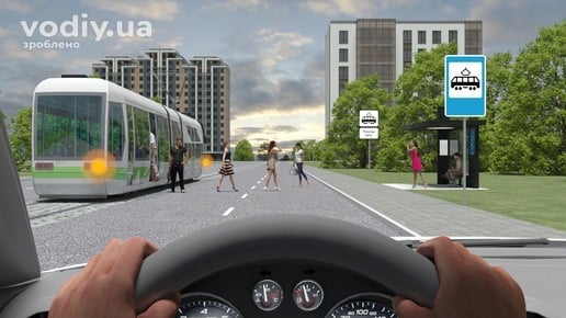 Трамвай з відчиненими дверима на зупинці, пішоходи на проїзній частині, дорожній знак 5.46.1 «Пункт зупинки трамвая».