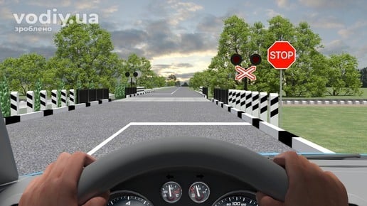 Залізничний переїзд, дорожній знак 2.2 «Проїзд без зупинки заборонено», розмітка 1.12 (стоп-лінія), вимкнений світлофор та знак 1.29.