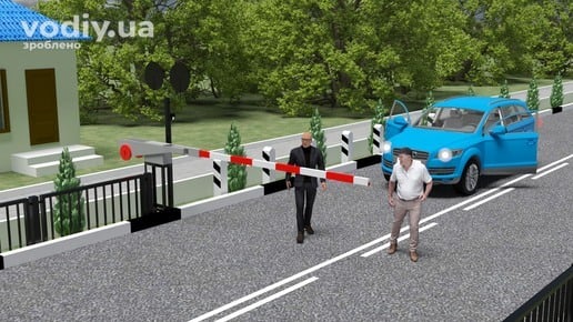 Блакитний автомобіль перед закритим шлагбаумом, водій та пасажир вийшли з машини біля залізничного переїзду.