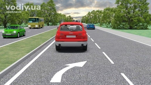 Горизонтальна дорожня розмітка 1.19 у вигляді вигнутої стрілки на смузі руху, червоний автомобіль попереду на дорозі поза населеним пунктом.